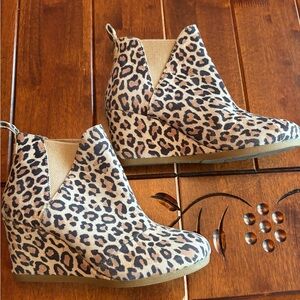 Tom’s size 6 Leopard Print Booties